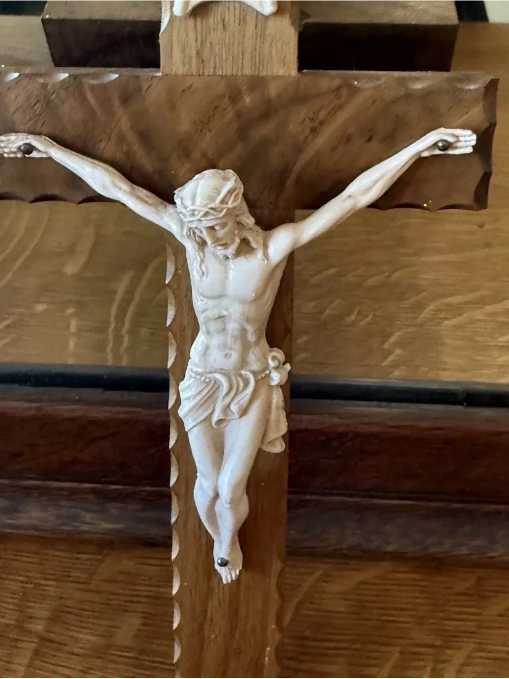 VTG Genuine Walnut Cross Scalloped Edge Jesus the Nazarene…Christian 9”x4.5”
